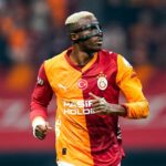 Victor Osimhen z Galatasaray AS je v akcii počas zápasu Trendyol Super League medzi Galatasaray a Fenerbahce v Rams Park v Istanbule v Turecku 26. apríla 2026.