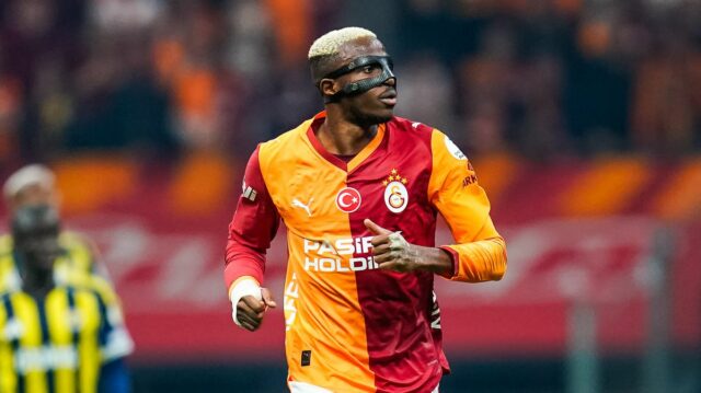 Victor Osimhen z Galatasaray AS je v akcii počas zápasu Trendyol Super League medzi Galatasaray a Fenerbahce v Rams Park v Istanbule v Turecku 26. apríla 2026.