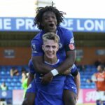 Jesse Derry z Chelsea oslavuje strelenie svojho tretieho gólu so Shumairou Mheukou z Chelsea počas zápasu Premier League 2 medzi Chelsea U21 a Reading U21 v Kingsmeadow 8. novembra 2025 v Kingstone upon Thames, Anglicko.