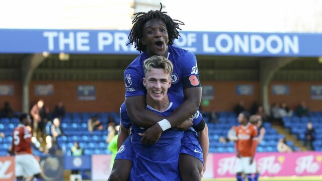 Jesse Derry z Chelsea oslavuje strelenie svojho tretieho gólu so Shumairou Mheukou z Chelsea počas zápasu Premier League 2 medzi Chelsea U21 a Reading U21 v Kingsmeadow 8. novembra 2025 v Kingstone upon Thames, Anglicko.