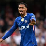 Levi Colwill z Chelsea gestikuluje svojim spoluhráčom počas zápasu Premier League medzi Chelsea a Nottingham Forest na Stamford Bridge 4. mája 2026 v Londýne v Anglicku