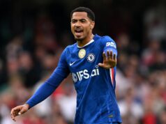 Chelsea zasadila úder kladivom dvoma autosabotážnymi podpismi, pretože reakcia Leviho Colwilla hovorí za všetko Levi Colwill z Chelsea gestikuluje svojim spoluhráčom počas zápasu Premier League medzi Chelsea a Nottingham Forest na Stamford Bridge 4. mája 2026 v Londýne v Anglicku