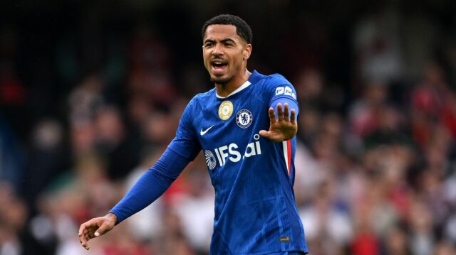 Levi Colwill z Chelsea gestikuluje svojim spoluhráčom počas zápasu Premier League medzi Chelsea a Nottingham Forest na Stamford Bridge 4. mája 2026 v Londýne v Anglicku