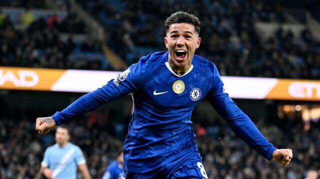Enzo Fernandez z Chelsea oslavuje strelenie prvého gólu svojho tímu počas zápasu Premier League medzi Manchestrom City a Chelsea na Etihad Stadium 4. januára 2026 v Manchestri v Anglicku.