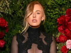 Chloe Kelly je bez podprseniek v priehľadnom tope, zatiaľ čo anglická levica ohúri na červenom koberci Chloe Kelly a AJ Tracey sa zúčastňujú na podujatí British Vogue a Netflix na oslavu odovzdávania televíznych cien The Bafta na Dovetale London 7. mája 2026 v Londýne v Anglicku.