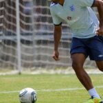 Anglický futbalista do 20 rokov Reece Wabara sa zúčastňuje tréningu.