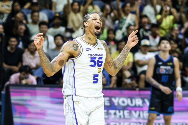 Chris McCullough z TNT Tropang 5G počas zápasu proti Meralco Bolts v semifinále PBA Commissioner's Cup v roku 2026. 