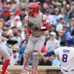 Chytač Reds Tylera Stephensona stojí v hre Cubs