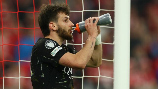 Khvicha Kvaratskhelia poslal odkaz Paris Saint-Germain Arsenalu pred finále Ligy majstrov
