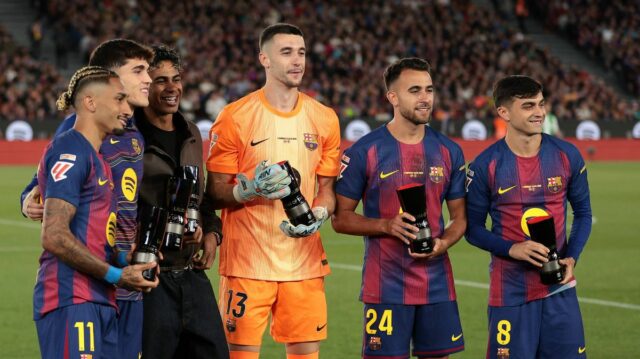 Pau Cubarsi z FC Barcelona oslavuje po víťazstve nad Realom Madrid