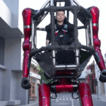 Čínska firma predstavuje robota s ľudskou posádkou v štýle „transformátora“.