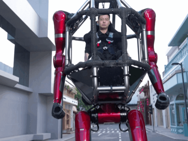 Čínska firma predstavuje robota s ľudskou posádkou v štýle „transformátora“.
