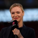 LONDÝN, ANGLICKO - 25. apríla: Moderátorka TNT Sport Laura Woodsová počas semifinálového zápasu Emirates FA Cup medzi Manchestrom City a Southamptonom 25. apríla 2026 v Londýne v Anglicku. (Foto Alex Pantling – FA/The FA cez Getty Images)