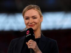 Čistý majetok Laury Woods, obrovská mzda v Lige majstrov a dôvod jej kolapsu naživo LONDÝN, ANGLICKO - 25. apríla: Moderátorka TNT Sport Laura Woodsová počas semifinálového zápasu Emirates FA Cup medzi Manchestrom City a Southamptonom 25. apríla 2026 v Londýne v Anglicku. (Foto Alex Pantling – FA/The FA cez Getty Images)