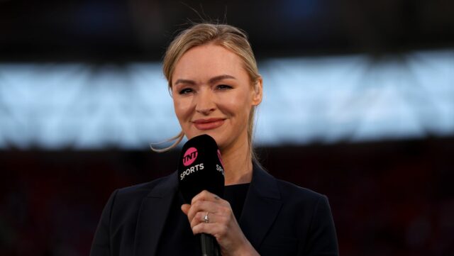 Čistý majetok Laury Woods, obrovská mzda v Lige majstrov a LONDÝN, ANGLICKO - 25. apríla: Moderátorka TNT Sport Laura Woodsová počas semifinálového zápasu Emirates FA Cup medzi Manchestrom City a Southamptonom 25. apríla 2026 v Londýne v Anglicku. (Foto Alex Pantling – FA/The FA cez Getty Images)