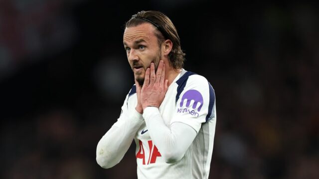 James Maddison z Tottenhamu Hotspur reaguje počas zápasu Premier League medzi Tottenham Hotspur a Leeds United na štadióne Tottenham Hotspur 11. mája 2026 v Londýne v Anglicku.