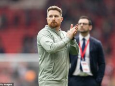 Čo hovoria zdroje Chelsea o ich najlepšej voľbe byť ich novým manažérom – a ako Blues KONEČNE ukončili 35-zápasovú sériu: KIERAN GILL Dočasný manažér Chelsea Calum McFarlane trvá na tom, že Chelsea nie je rozpadnutým klubom napriek ich slabej forme