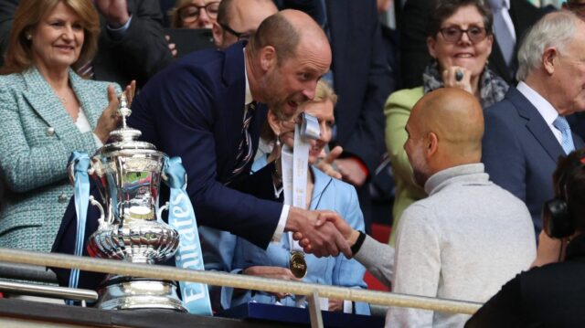 Čo povedal princ William Pepovi Guardiolovi po finále FA Cupu Britský princ William, princ z Walesu (C) si 16. mája 2026 podáva ruku so španielskym manažérom Manchestru City Pepom Guardiolom (R) vedľa trofeje FA Cupu po finálovom zápase anglického FA Cupu medzi Chelsea a Manchester City na štadióne Wembley v Londýne. Manchester City vyhral zápas 1:0. Tretí úspech v FA Cupe počas Guardiolovej vlády ukončil sériu City dvoch po sebe nasledujúcich porážok vo finále. (Foto: Adrian Dennis / AFP cez Getty Images) / NIE JE NA MARKETINGOVÉ ANI REKLAMNÉ POUŽITIE / OBMEDZENÉ NA REDAKČNÉ POUŽITIE