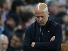 Náhle vyhodenie Arneho Slotu prišlo po „troch sťažnostiach od hviezd Liverpoolu“ Holandský manažér Liverpoolu Arne Slot reaguje na inkasovaný štvrtý gól počas futbalového zápasu anglickej Premier League medzi Aston Villou a Liverpoolom vo Villa Parku v Birminghame v strednom Anglicku 15. mája 2026.