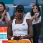 Bývalý tenista Andy Roddick hovorí počas ceremoniálu prezentácie ringu Medzinárodnej tenisovej siene slávy pred semifinálovým zápasom na štadióne Arthura Ashea na tenisových majstrovstvách US Open 2018 v Národnom tenisovom centre USTA Billie Jean King v New Yorku 7. septembra 2018.