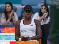 Coco Gauff nachádza silnú podporu, zatiaľ čo „Online Idiocy“ vzbudzuje pochybnosti o svojom odchode z Madridu Bývalý tenista Andy Roddick hovorí počas ceremoniálu prezentácie ringu Medzinárodnej tenisovej siene slávy pred semifinálovým zápasom na štadióne Arthura Ashea na tenisových majstrovstvách US Open 2018 v Národnom tenisovom centre USTA Billie Jean King v New Yorku 7. septembra 2018.