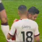 Cody Gakpo bol videný, ako si na plný úväzok pýta Casemirovo tričko.
