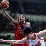 Justin Brownlee (s loptou) a Ginebra dúfajú, že si v sobotu zarezervujú svoj lístok na finále.