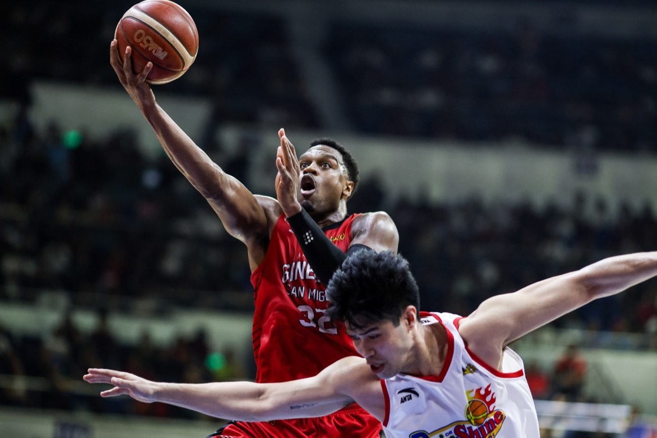 Justin Brownlee (s loptou) a Ginebra dúfajú, že si v sobotu zarezervujú svoj lístok na finále.