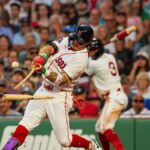 27. mája 2026; Boston, Massachusetts, USA; Hráč Bostonu Red Sox Jarren Duran (16) vo dvojhre nastúpil na ľavé ihrisko proti Atlanta Braves vo štvrtej smene vo Fenway Parku. Povinný kredit: David Butler II-Imagn Images