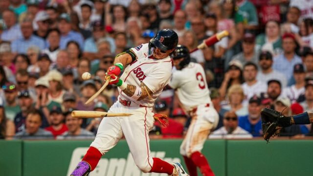 27. mája 2026; Boston, Massachusetts, USA; Hráč Bostonu Red Sox Jarren Duran (16) vo dvojhre nastúpil na ľavé ihrisko proti Atlanta Braves vo štvrtej smene vo Fenway Parku. Povinný kredit: David Butler II-Imagn Images