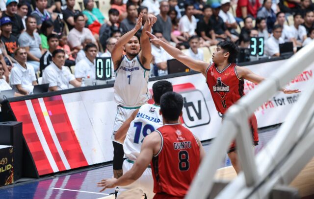 Juan Gomez de Liaño z FiberXers počas zápasu proti Blackwater Bossing v roku 2026 o pohár komisárov PBA