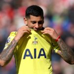 SUNDERLAND, ANGLICKO - 12. apríla: Cristian Romero z Tottenhamu Hotspur vyzerá skľúčený počas zápasu Premier League medzi Sunderlandom a Tottenhamom Hotspur na štadióne Stadium of Light 12. apríla 2026 v anglickom Sunderlande. (Foto: George Wood/Getty Images)
