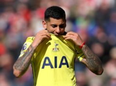 Cristian Romero odmieta rozhodnutie o zostupe z Tottenhamu, pretože kapitán „nedáva af***“ SUNDERLAND, ANGLICKO - 12. apríla: Cristian Romero z Tottenhamu Hotspur vyzerá skľúčený počas zápasu Premier League medzi Sunderlandom a Tottenhamom Hotspur na štadióne Stadium of Light 12. apríla 2026 v anglickom Sunderlande. (Foto: George Wood/Getty Images)