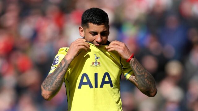 Cristian Romero odmieta rozhodnutie o zostupe z Tottenhamu, pretože kapitán SUNDERLAND, ANGLICKO - 12. apríla: Cristian Romero z Tottenhamu Hotspur vyzerá skľúčený počas zápasu Premier League medzi Sunderlandom a Tottenhamom Hotspur na štadióne Stadium of Light 12. apríla 2026 v anglickom Sunderlande. (Foto: George Wood/Getty Images)