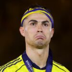 Cristiano Ronaldo pózuje s trofejou po zisku titulu Saudi Pro League