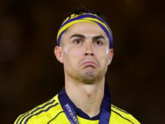 Cristiano Ronaldo je v rozpakoch, keď sa pocta Saudi Pro League dostala na flope Chelsea Cristiano Ronaldo pózuje s trofejou po zisku titulu Saudi Pro League