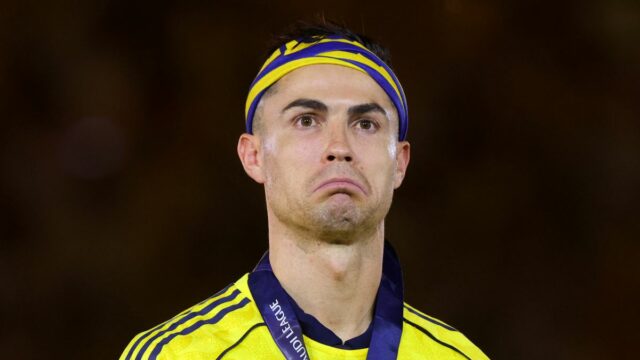 Cristiano Ronaldo je v rozpakoch, keď sa pocta Saudi Pro Cristiano Ronaldo pózuje s trofejou po zisku titulu Saudi Pro League