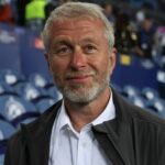 Roman Abramovich, majiteľ Chelsea, sa usmieva po víťazstve svojho tímu počas finále Ligy majstrov UEFA medzi Manchester City a Chelsea FC na Estadio do Dragao
