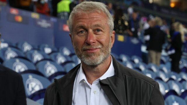 Roman Abramovich, majiteľ Chelsea, sa usmieva po víťazstve svojho tímu počas finále Ligy majstrov UEFA medzi Manchester City a Chelsea FC na Estadio do Dragao
