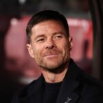 Xabi Alonso, hlavný tréner Realu Madrid, sa pozerá počas španielskej ligy, La Liga EA Sports, futbalového zápasu medzi Girona FC a Real Madrid CF na štadióne Montilivi