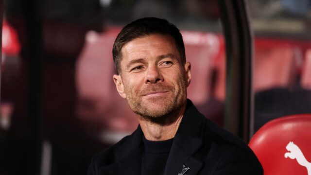 Xabi Alonso, hlavný tréner Realu Madrid, sa pozerá počas španielskej ligy, La Liga EA Sports, futbalového zápasu medzi Girona FC a Real Madrid CF na štadióne Montilivi