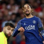 Bradley Barcola č. 29 z Paríža Saint-Germain FC je celý usmievavý po tom, čo získal ocenenie FIFA FC 2026 po zápase základnej časti Ligue 1 McDonald's medzi Paris Saint Germain (PSG) a Brestom 10. mája 2026 v Parc des Princes vo Francúzsku.