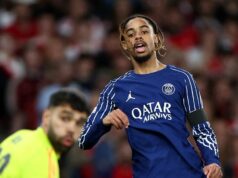 Ďalších prestupov Arsenalu je jedenásť dohôd Piera Hincapieho a Bradleyho Barcoly Bradley Barcola č. 29 z Paríža Saint-Germain FC je celý usmievavý po tom, čo získal ocenenie FIFA FC 2026 po zápase základnej časti Ligue 1 McDonald's medzi Paris Saint Germain (PSG) a Brestom 10. mája 2026 v Parc des Princes vo Francúzsku.