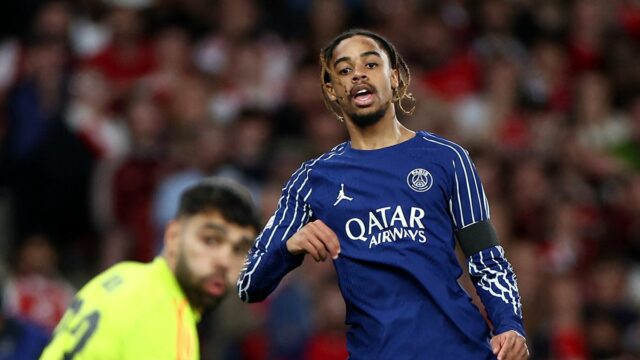 Bradley Barcola č. 29 z Paríža Saint-Germain FC je celý usmievavý po tom, čo získal ocenenie FIFA FC 2026 po zápase základnej časti Ligue 1 McDonald's medzi Paris Saint Germain (PSG) a Brestom 10. mája 2026 v Parc des Princes vo Francúzsku. 