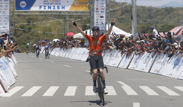 Dánsky jazdec Daniel Guld z CCN Factory Racing pretína cieľovú čiaru 8. etapy MPTC Tour of Luzon. 