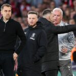 Rozhodca Andy Madley sa rozprával s Kim Hellbergovou z Middlesbrough a Tondom Eckertom zo Southamptonu, keďže nálada počas semifinále kypela.