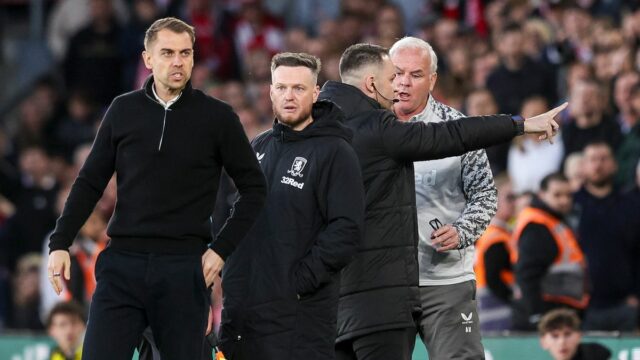 Rozhodca Andy Madley sa rozprával s Kim Hellbergovou z Middlesbrough a Tondom Eckertom zo Southamptonu, keďže nálada počas semifinále kypela.