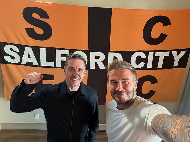 David Beckham a Gary Neville podporujú Salford City 5 000 Gary Neville a David Beckham povzbudzujú svoj tím zo Salford City z tisícky kilometrov vzdialenej Kalifornie