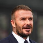 Rozhodca Daniel Siebert sa rozpráva s francúzskym útočníkom Atletica Madrid #07 Antoinom Griezmannom počas semifinálového zápasu UEFA Champions League v druhom zápase medzi Arsenalom a Atleticom Madrid