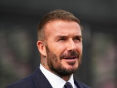 David Beckham kritizoval rozhodcu Arsenalu po kontroverznom penaltovom rozhodnutí Atlética Madrid Rozhodca Daniel Siebert sa rozpráva s francúzskym útočníkom Atletica Madrid #07 Antoinom Griezmannom počas semifinálového zápasu UEFA Champions League v druhom zápase medzi Arsenalom a Atleticom Madrid